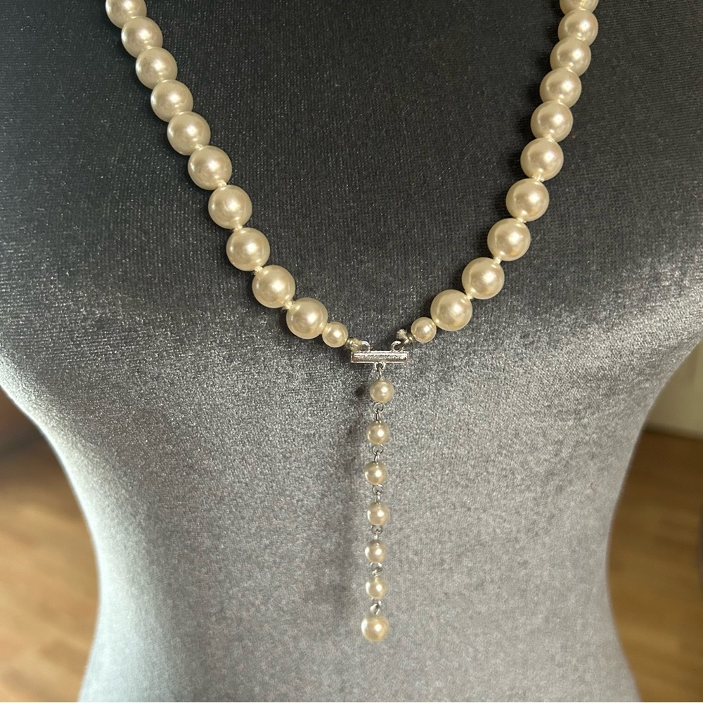Elegant Pearl Necklace - Picture 2 of 3